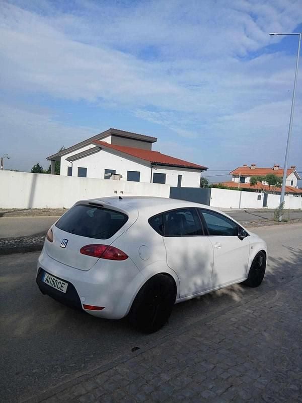 Branco Usado 2007 Cupra Leon Citadino | € 11.950 - Imagem 1/4