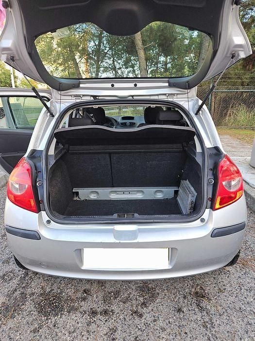 Usado Renault Clio II 220 HP (161 kW) 2008 Cinzento Sedan