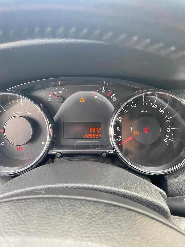 Usado Peugeot 5008 120 HP (88 kW) 2015 Cinzento Carrinha