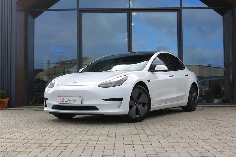 Branco Usado 2021 Tesla Model 3 Sedan | € 25.500 (Preço justo) - Imagem 1/4