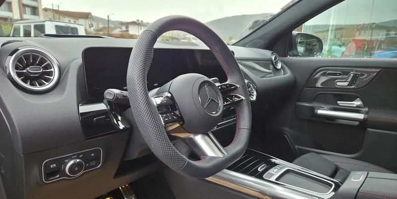 Usado Mercedes GLA200 Advanced Plus 163 HP (119 kW) 2025 Preto cosmos SUV