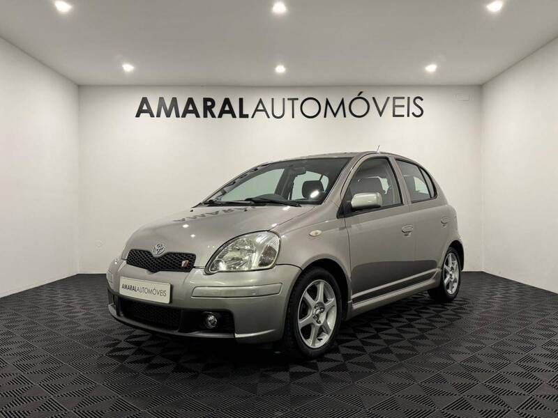 Cinza Usado 2003 Toyota Yaris Sport Citadino | € 7.900 - Imagem 1/4