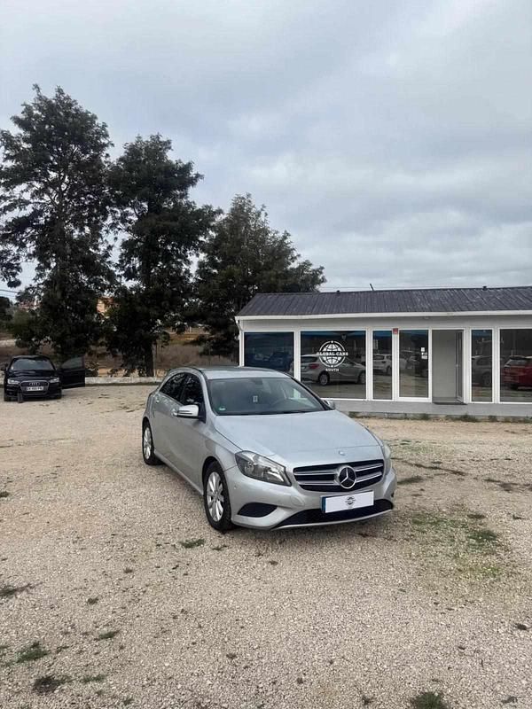 Cinzento Usado 2013 Mercedes 180 Style Sedan | € 16.000 - Imagem 1/4