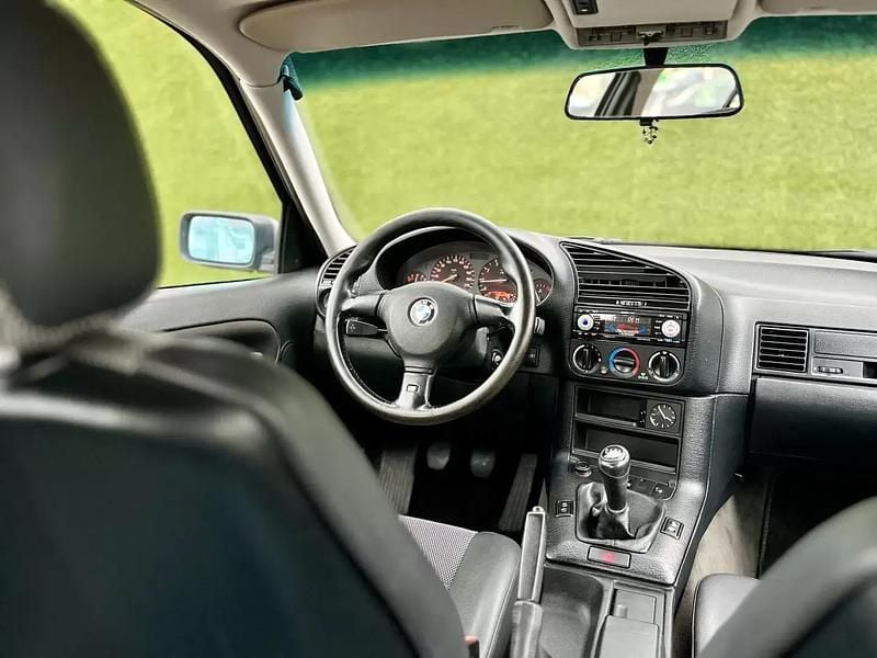 Usado BMW 318 Exclusive 115 HP (84 kW) 1991 Cinza Sedan