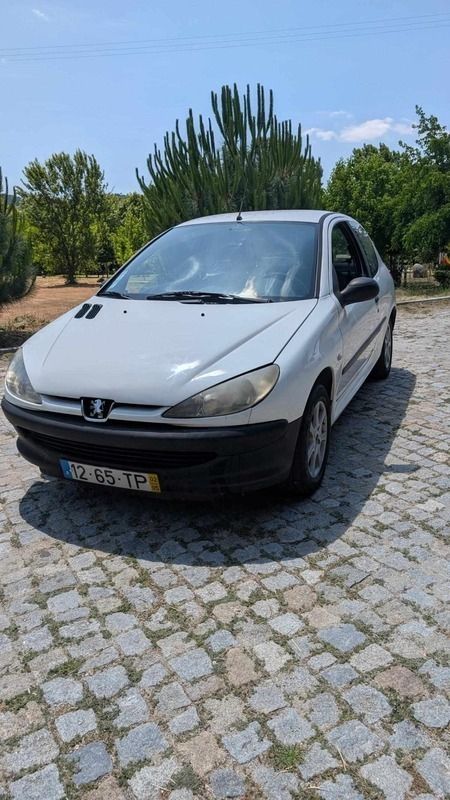 Branco Usado 2002 Peugeot 206 Citadino | € 1.700 (Bom preço) - Imagem 1/4