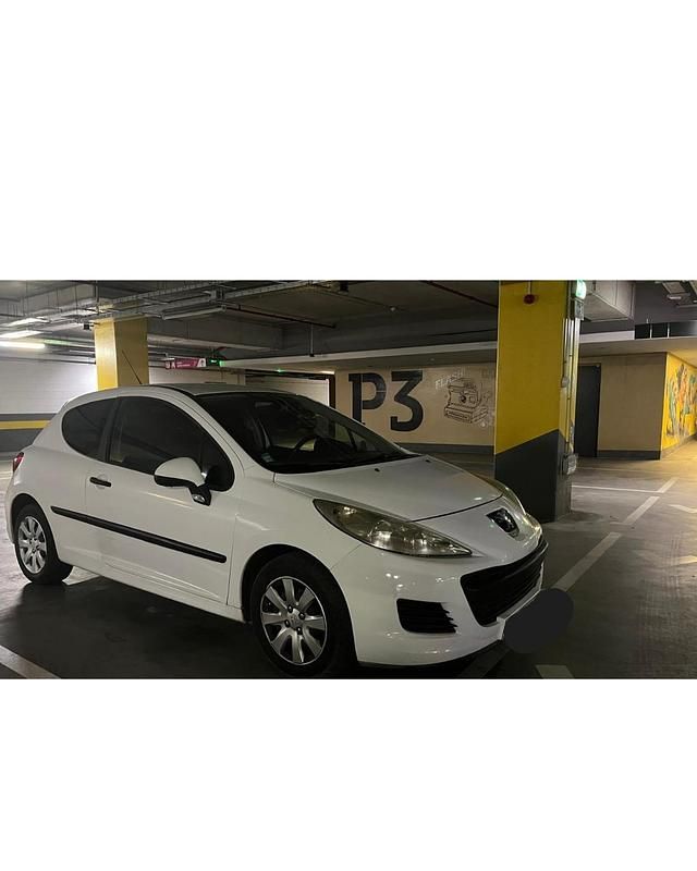 Branco Usado 2010 Peugeot 207 Citadino | € 3.300 (Preço justo) - Imagem 1/4