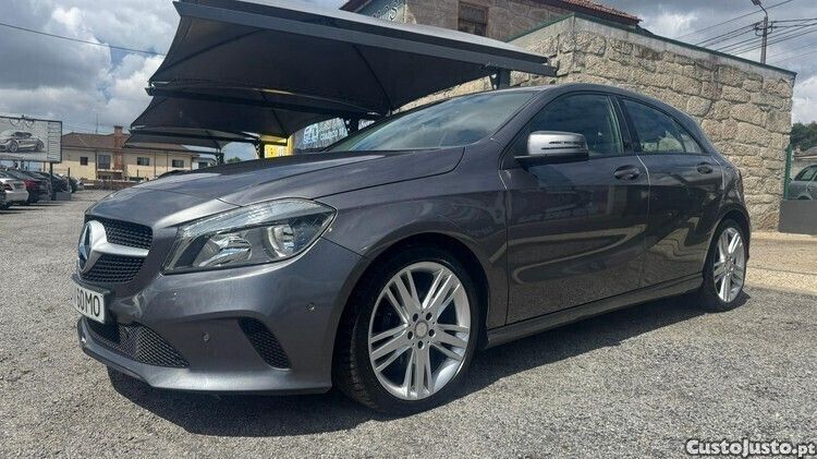 Cinza Usado 2018 Mercedes A180 Style | € 18.490 (Preço justo) - Imagem 1/1