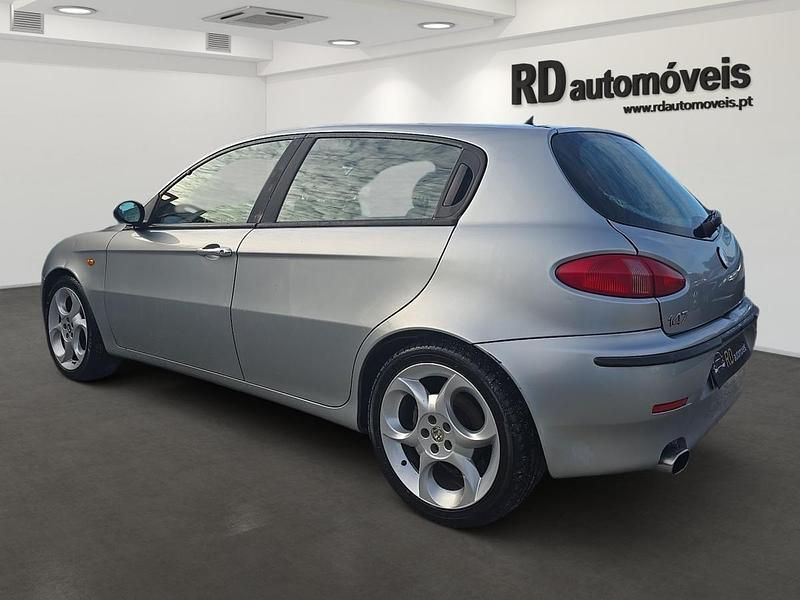 Usado Alfa Romeo 147 Distinctive 140 HP (102 kW) 2005 Cinzento Citadino