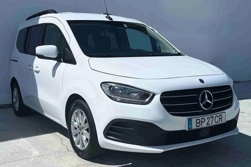 Branco Usado 2024 Mercedes 180 Sedan | € 27.990 - Imagem 1/4