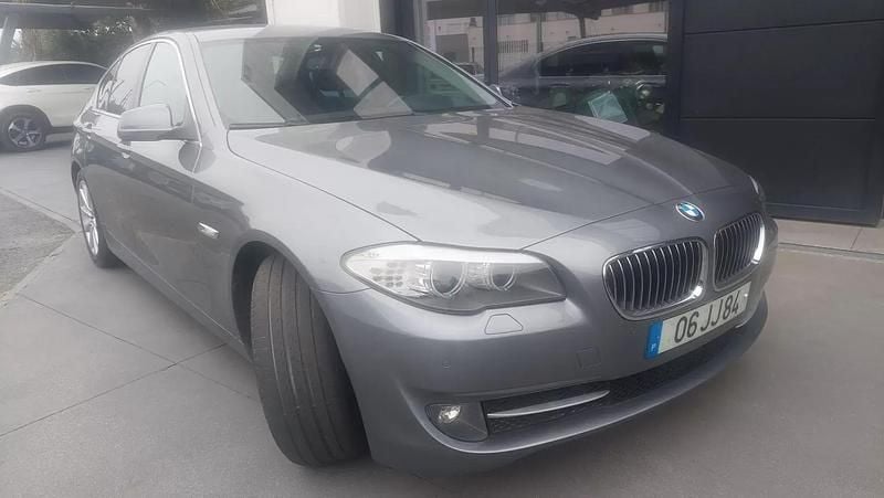 Cinza Usado 2010 BMW 520 Citadino | € 13.850 - Imagem 1/4