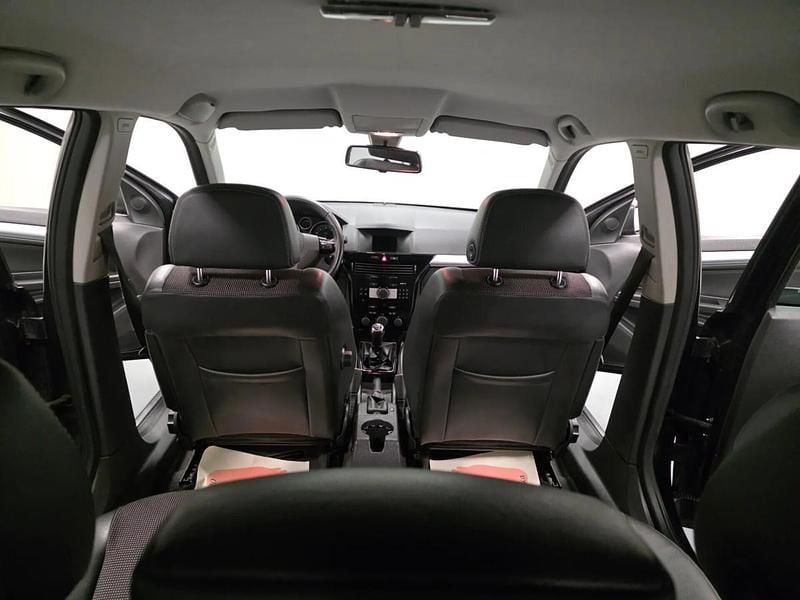 Usado Opel Astra 90 HP (66 kW) 2008 Preto