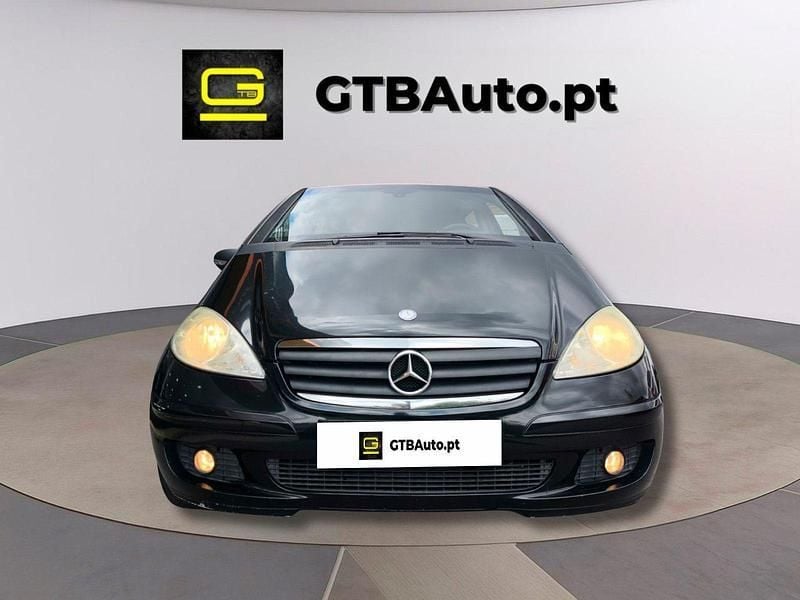 Preto Usado 2004 Mercedes 180 Sedan | € 6.400 - Imagem 1/4