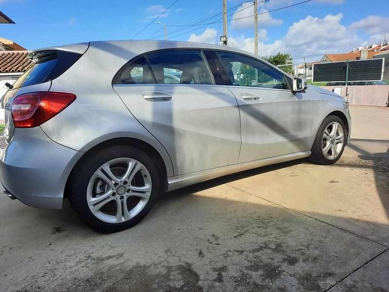 Cinzento Usado 2013 Mercedes A180 Citadino | € 12.500 (Bom preço) - Imagem 1/4