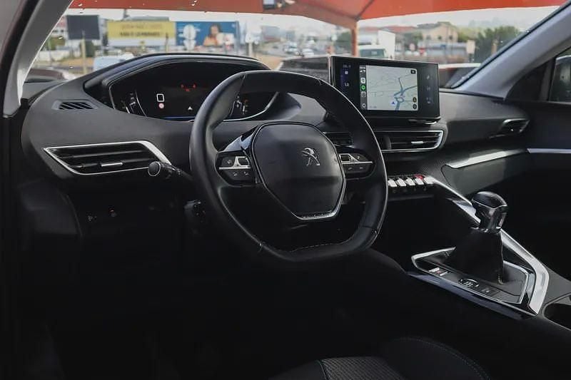 Usado Peugeot 5008 Allure 130 HP (95 kW) 2022 Branco Monovolume