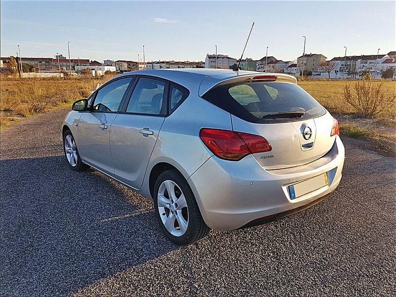 Usado Opel Astra Enjoy 100 HP (73 kW) 2010 Sedan