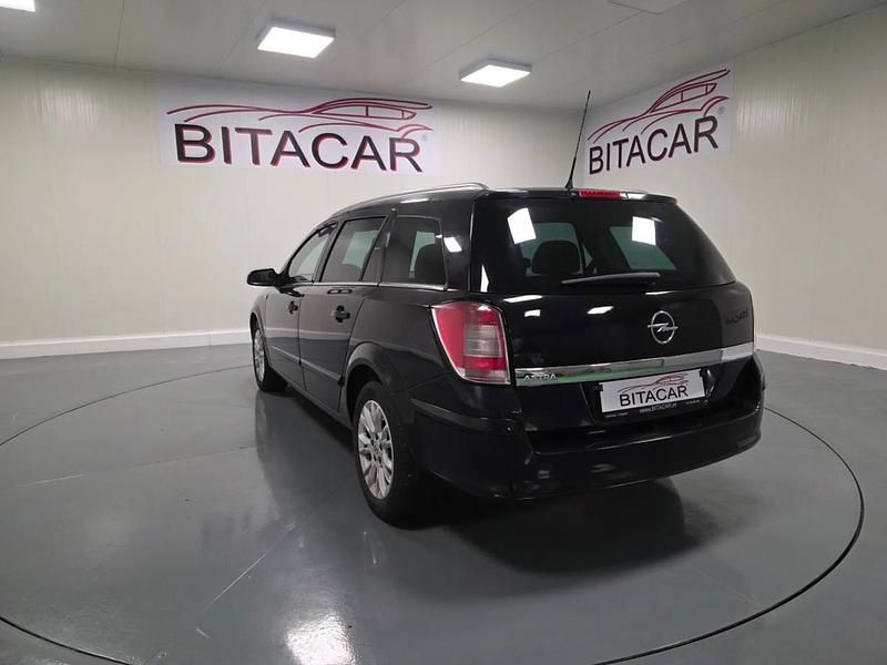 Usado Opel Astra 90 HP (66 kW) 2008 Preto