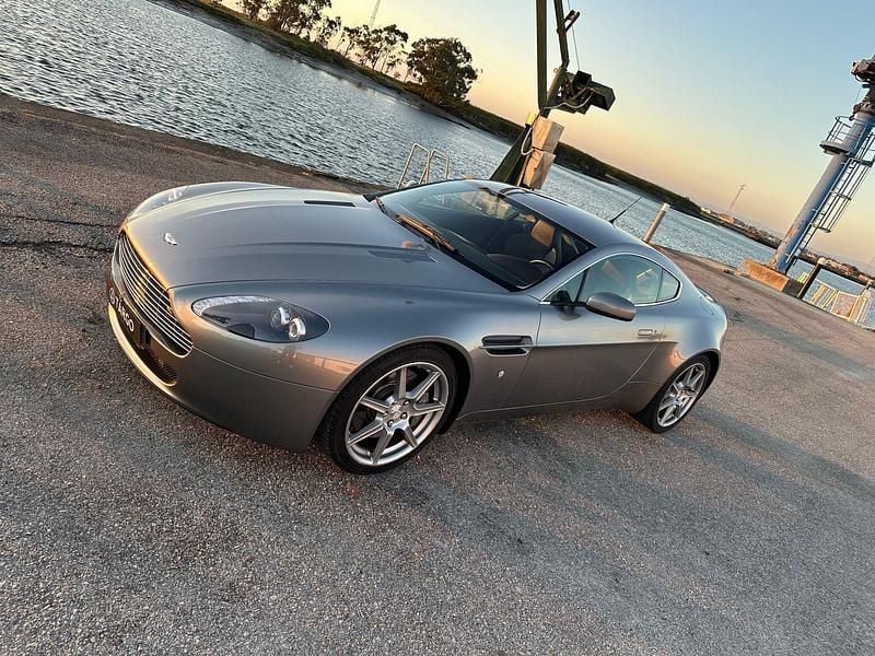 Cinza Usado 2005 Aston Martin V8 Vantage Coupé | € 74.900 - Imagem 1/4