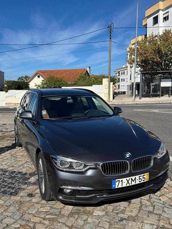 Cinzento Usado 2019 BMW 320 Sedan | € 22.600 - Imagem 1/4