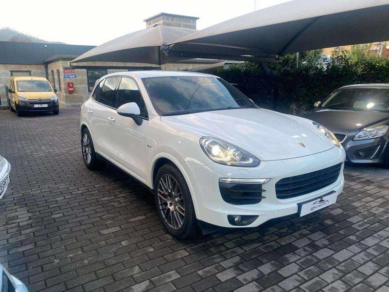 Branco Usado 2015 Porsche Cayenne Sport SUV | € 58.000 - Imagem 1/4