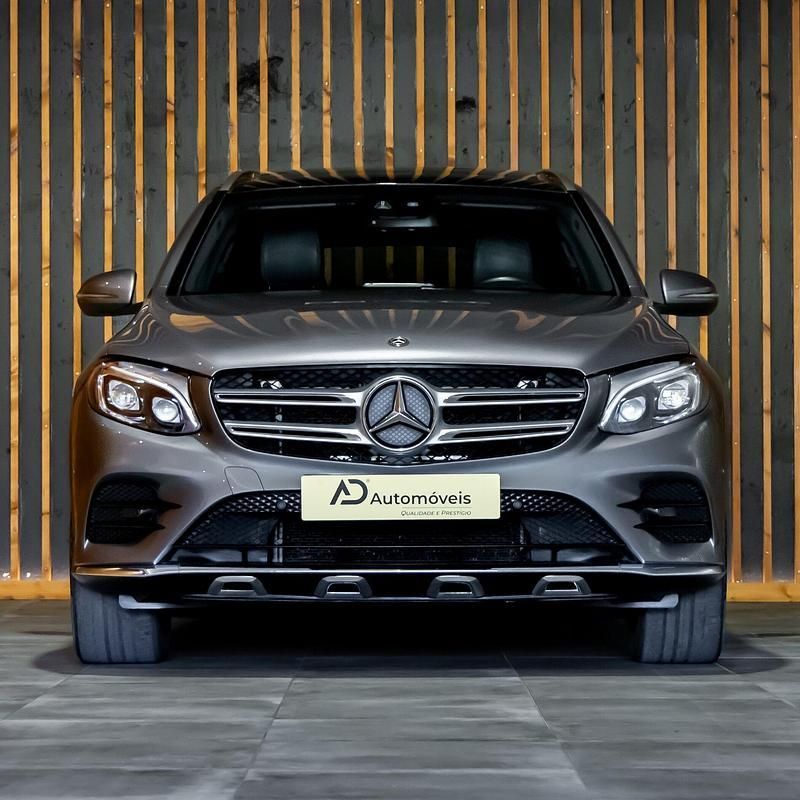 Cinza Usado 2018 Mercedes GLC250 AMG line SUV | € 49.900 - Imagem 1/4