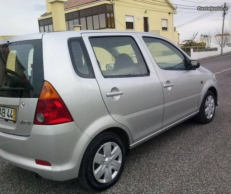 2005 daihatsu yrv