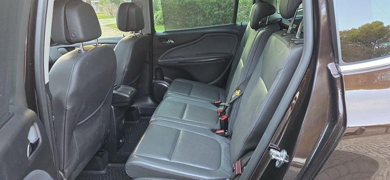 Usado Opel Zafira 165 HP (121 kW) 2012 Monovolume