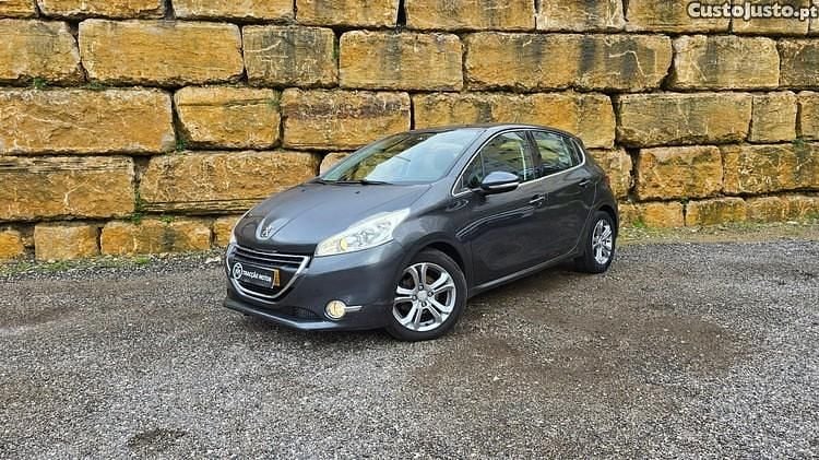 Cinza Usado 2015 Peugeot 208 Allure Citadino | € 9.900 (Preço justo) - Imagem 1/1