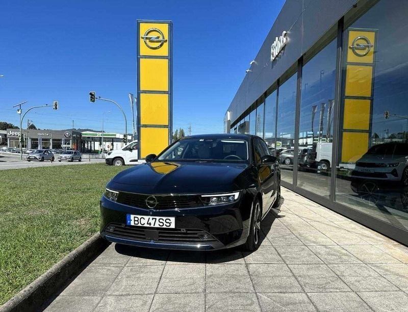 Preto Usado 2023 Opel Astra Elegance Citadino | € 29.990 (Preço justo) - Imagem 1/4