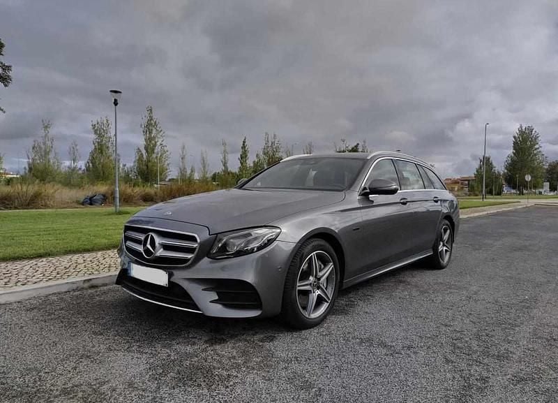 Cinzento Usado 2020 Mercedes E300 | € 30.490 - Imagem 1/4