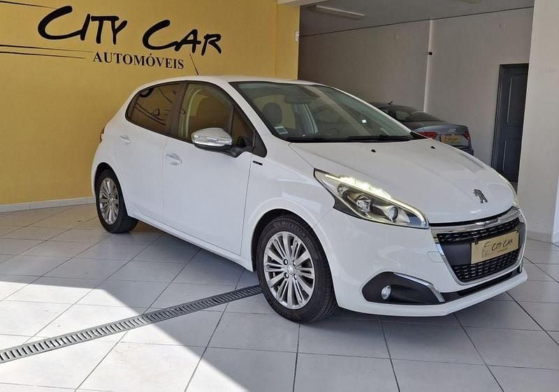 Usado Peugeot 208 Signature Sky 100 HP (73 kW) 2019 Citadino