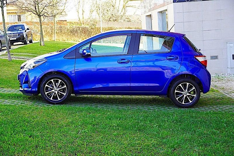 Usado Toyota Yaris Comfort 72 HP (52 kW) 2020 Azul