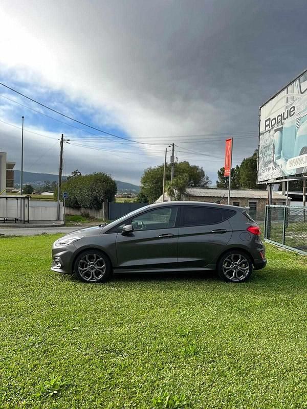 Usado Ford Fiesta ST-Line 100 HP (73 kW) 2018 Cinzento Citadino