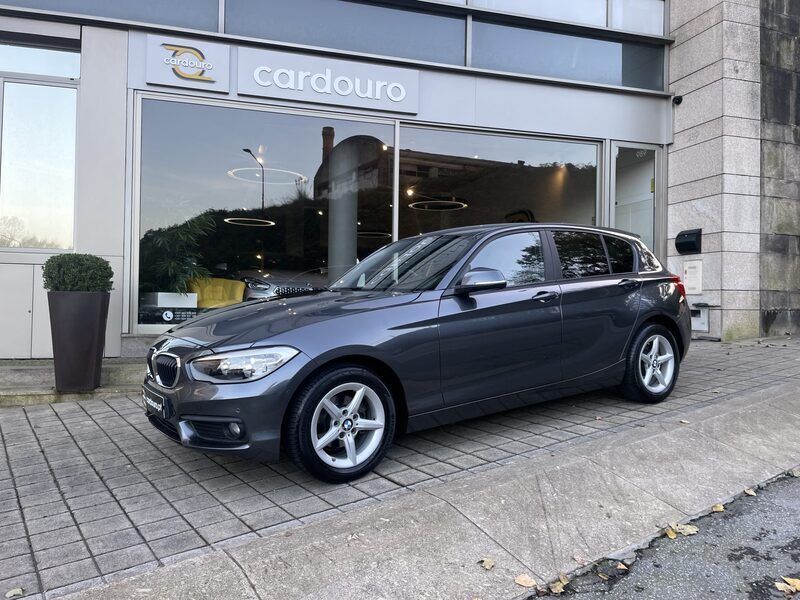 Cinzento preto Usado 2018 BMW 116 Urban Line Citadino | € 20.900 (Preço justo) - Imagem 1/4