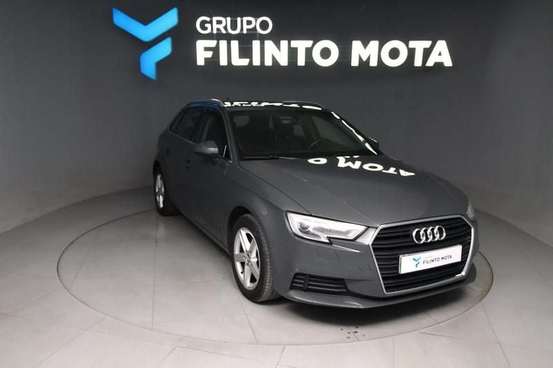 Usado Audi A3 116 HP (85 kW) 2019 Cinzento Sedan