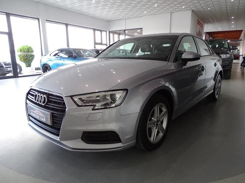 Usado Audi A3 Design 116 HP (85 kW) 2018 Cinza Sedan