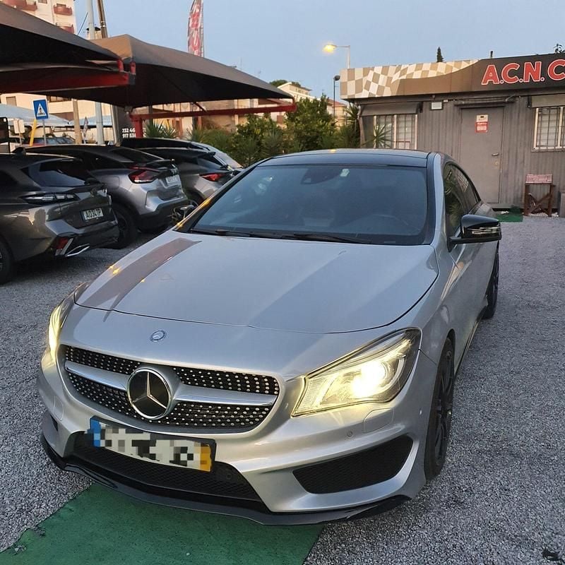 Cinza Usado 2013 Mercedes CLA220 AMG line Sedan | € 19.750 - Imagem 1/4