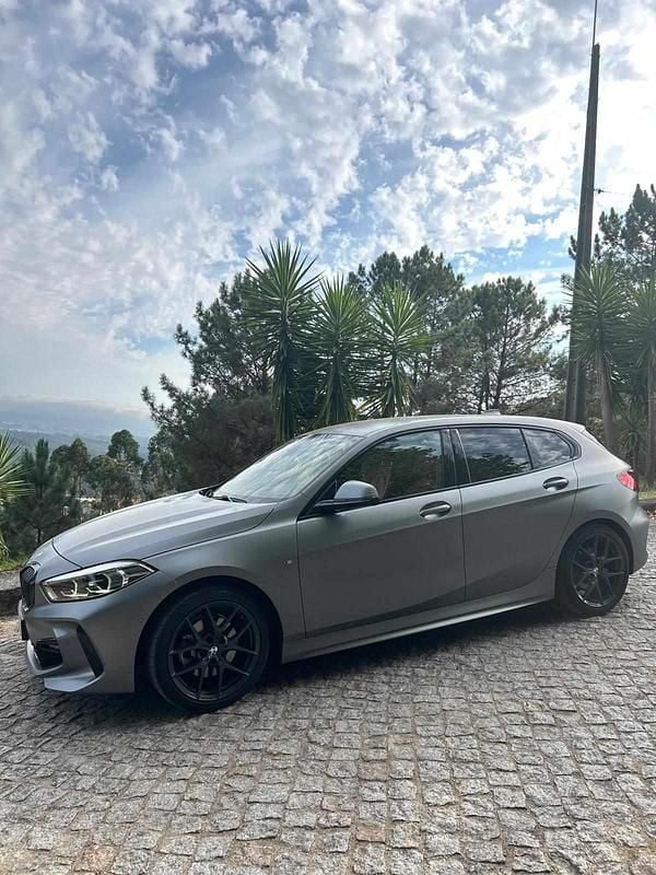 Cinzento Usado 2022 BMW 116 Citadino | € 39.000 - Imagem 1/3