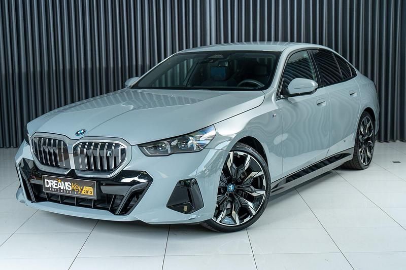 Cinza Usado 2023 BMW i5 Comfort Edition Sedan | € 58.800 - Imagem 1/4