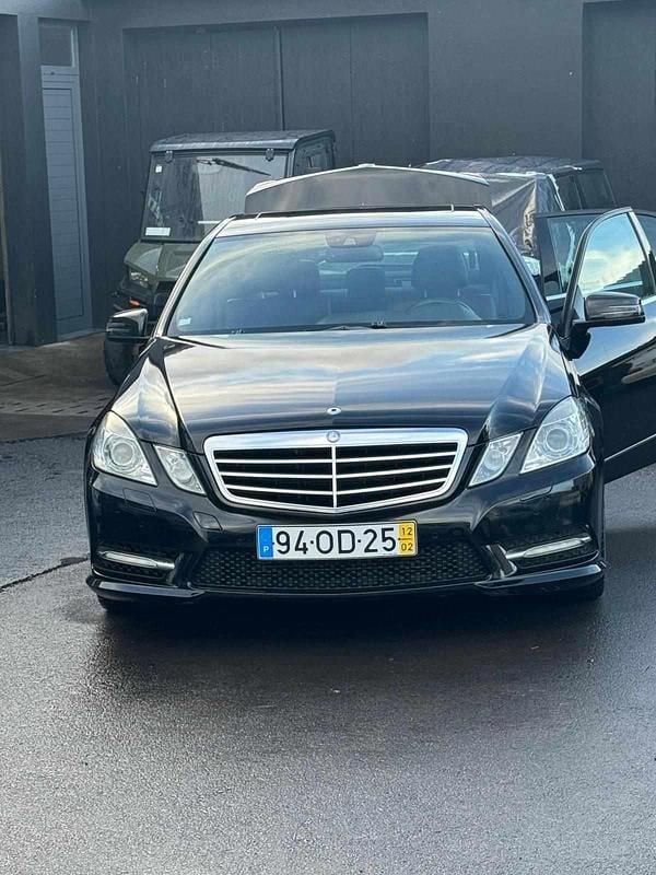 Preto Usado 2012 Mercedes E250 Sedan | € 17.000 (Preço justo) - Imagem 1/4