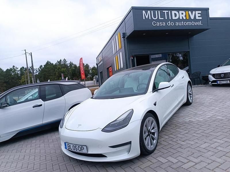 Branco Usado 2021 Tesla Model 3 Sedan | € 28.500 (Preço justo) - Imagem 1/4