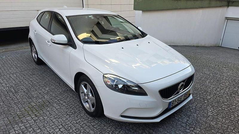 Usado Volvo V40 Kinetic 120 HP (88 kW) 2016 Sedan