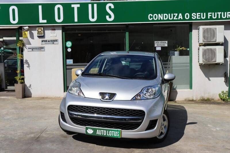 Cinza Usado 2011 Peugeot 107 Citadino | € 6.970 (Preço justo) - Imagem 1/4