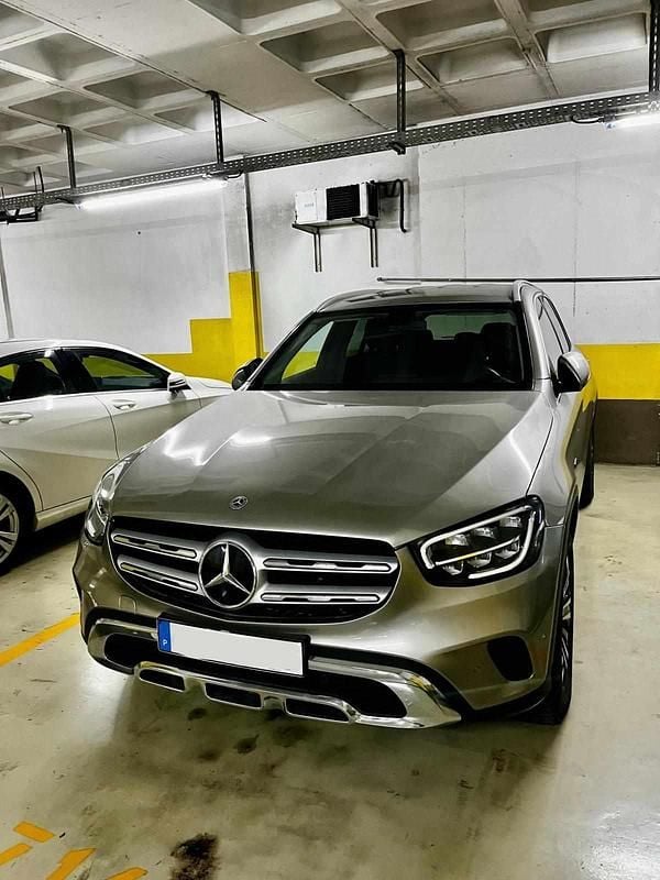 Cinzento Usado 2021 Mercedes GLC300 | € 37.950 - Imagem 1/4