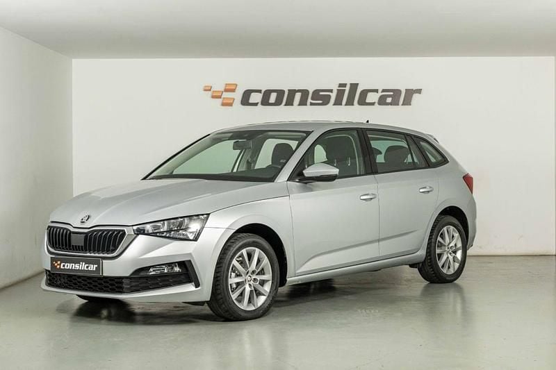 Cinza prata Usado 2021 Skoda Scala Ambition Citadino | € 13.980 (Bom preço) - Imagem 1/4