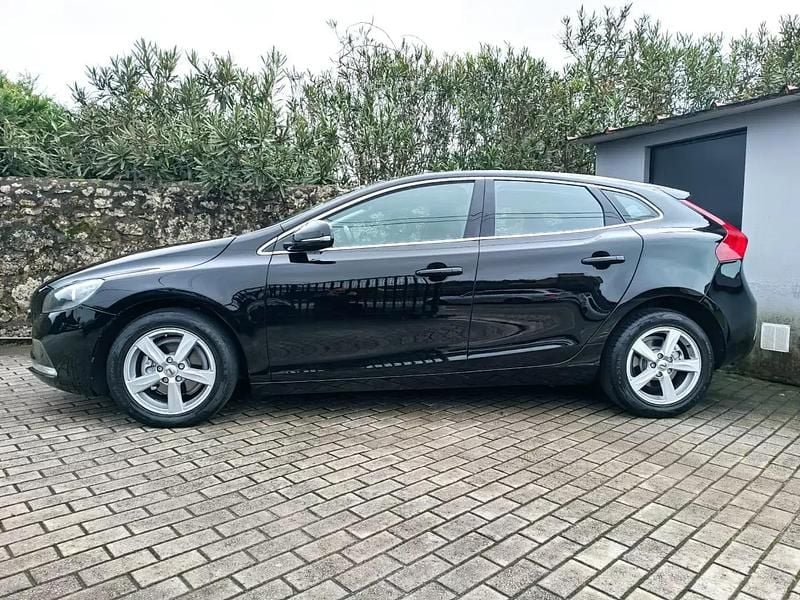 Usado Volvo V40 Momentum 120 HP (88 kW) 2017 Preto Citadino