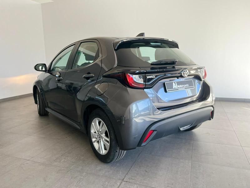 Usado Toyota Yaris Comfort 92 HP (67 kW) 2024 Cinza (pintura metalizada) Citadino