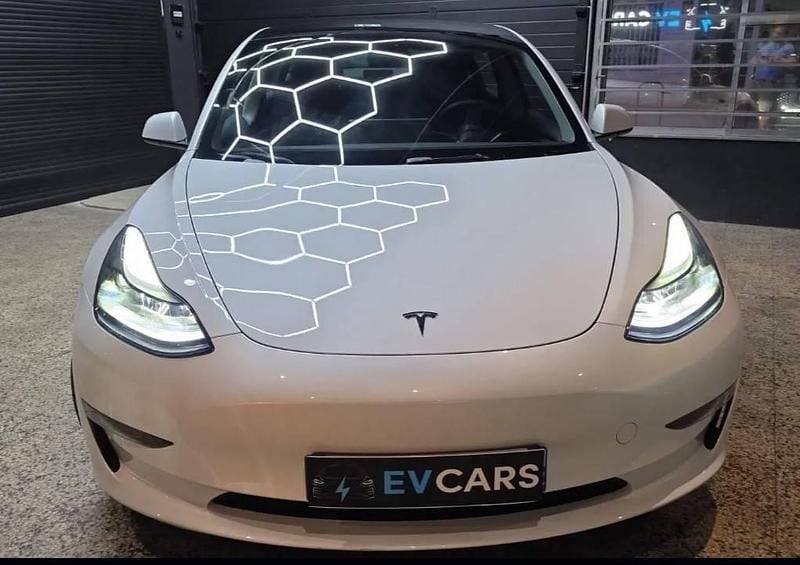 Branco Usado 2023 Tesla Model 3 Sedan | € 33.140 (Preço justo) - Imagem 1/4