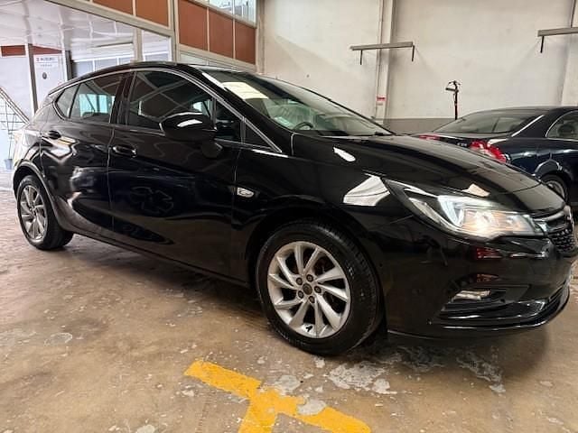 Usado Opel Astra 105 HP (77 kW) 2018 Preto