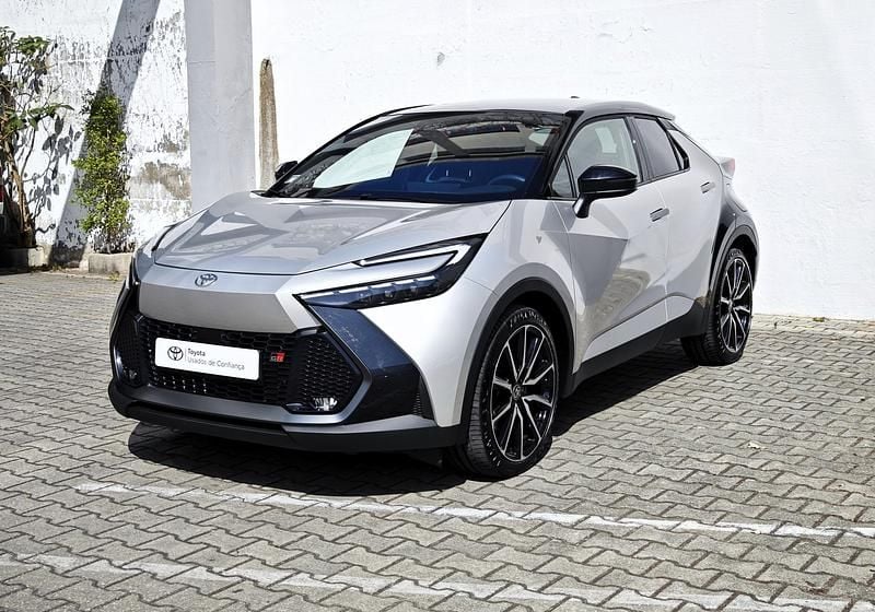 Cinza (pintura metalizada especial) Usado 2024 Toyota C-HR Edition SUV | € 46.750 - Imagem 1/4
