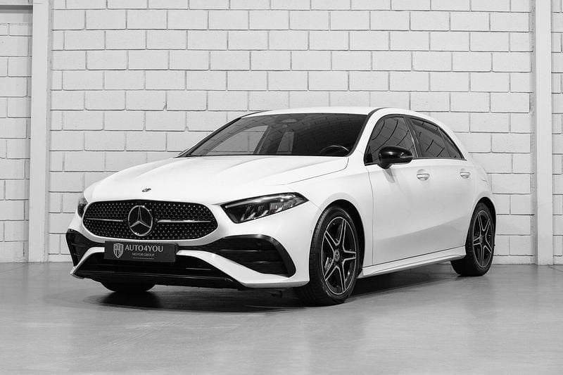 Branco Usado 2023 Mercedes A180 AMG line Sedan | € 34.900 (Preço elevado) - Imagem 1/4
